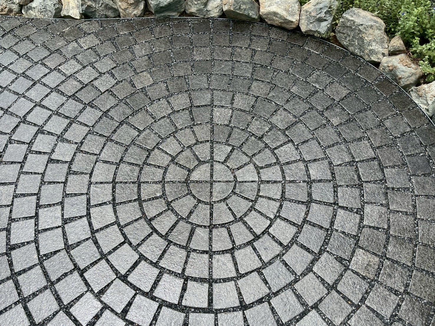 หินลูกเต๋าปูพื้น COBBLESTONE แบบวงกลม MODERN DECOR รุ่นซิมพลี ผิวพ่นไฟ ข้างตัดธรรมชาติ 50X50X3 ซม. หินธรรมชาติแกรนิตสีดำ_7
